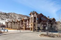 Ski in Ski Out Access and Year Round Hot Tub - Luxurious Mountain Retreat
