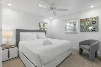 Heated Pool and Steps from Bridge Street - Stylish Retreat