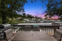 Wave-Free Swimming and Fun Dock Amenities - Tranquil Cove Oasis Hotel a Lake Ozark