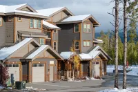 Cozy Deck and Stunning Mountain Views - Charming Family Retreat Hotels in Fraser