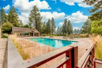 Cozy mountain studio near skiing & town with fast WiFi, shared pools, & patio Hotels in Sunriver