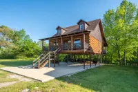 River Lodge Escape with Hot Tub by StayLage Hotels in Glenwood