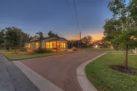 Upscale Home with Pool and FirePit - Close to Mercer St! - parking