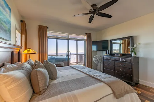 Cozy Living Space and Scenic Views - Majestic Mountain Getaway
