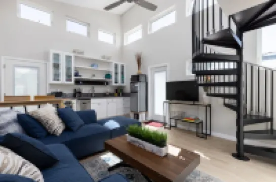 Tranquil Oasis with Pool and Spa - Stunning Indoor-Outdoor Retreat