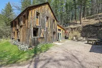 The Barn minutes from Mt Rushmore