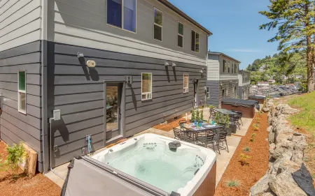 Cozy Living Area and Scenic Waterfront Access - Charming Coastal Haven Отели рядом с достопримечательностью «Flying Dutchman Winery»