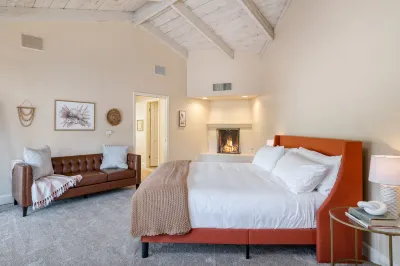 Exquisite Oasis with Expansive Pool - Stunning Luxury Retreat