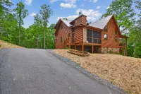 Luxury Mtn Retreat! 3 miles to Downtown w/Hot tub! Hotels in Mineral Bluff