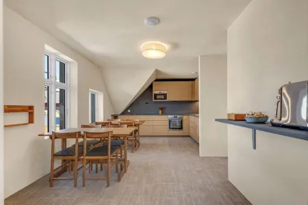 Central Guest House - Bedroom with Private Bathroom