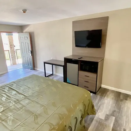 Brentwood Inn & Suites