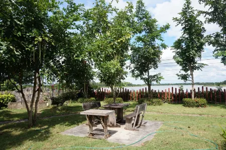 Ratchapreuk Resort Отели рядом с достопримечательностью «Wat Pa Kok Mai Dang»