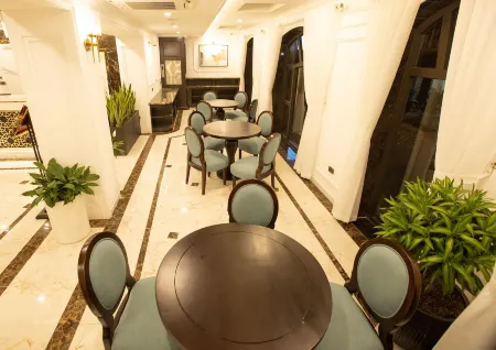 Hong Van Hotel Отели рядом с достопримечательностью «Lang Pagoda»