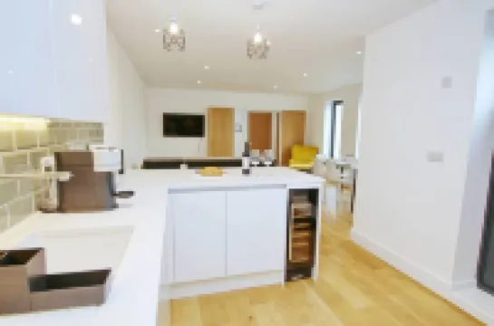 Modern Apartment for Contractors & Small Groups by Stones Throw Apartments - Free Parking - Sea View