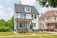 4BR Gem in Detroit North End & Downtown Nearby Các khách sạn gần Marygrove College