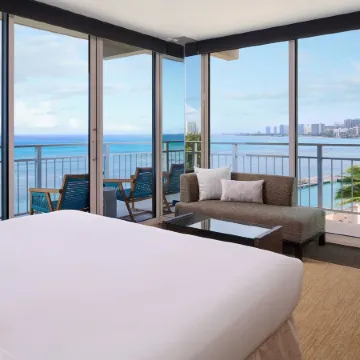 Kaimana Beach Hotel Отели рядом с достопримечательностью «Пляж Кахала-Бич»