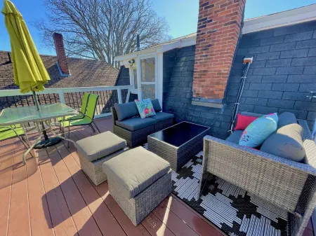 The Loft at Charlotte's Rose Отели рядом с достопримечательностью «Confederation Centre of the Arts»