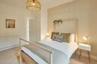 Host & Stay - Retreat by the Sea