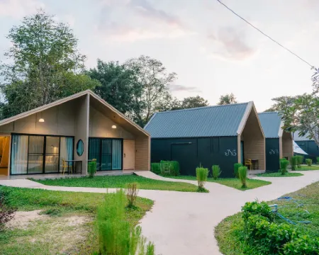 เนเชอรัล ปาร์ค รีสอร์ท เดอ วังทอง โรงแรมในอำเภอ วังทอง