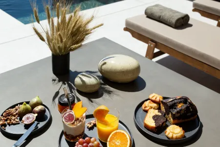 Santorini Sky, Luxury Resort Отели рядом с достопримечательностью «Тира»