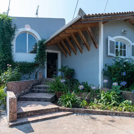 Serene Seaside Bliss - Lush & Secluded Garden Oasis