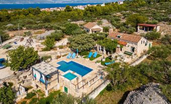 Holiday Home for up to 7 Pool Countryside by Sea