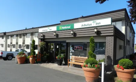 Arbutus Inn Отели рядом с достопримечательностью «Art Gallery of Greater Victoria»