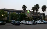 Holiday Inn JOHANNESBURG AIRPORT by IHG - موقف سيارات