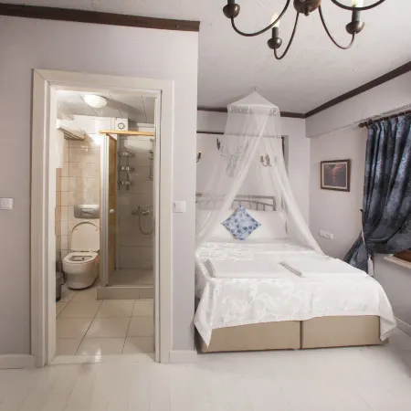 Iola Hotel