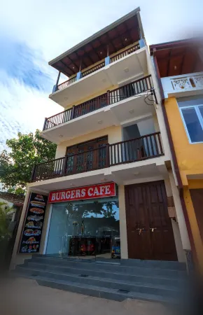 The Waves Unawatuna Отели рядом с достопримечательностью «Unawatuna Public Beach»