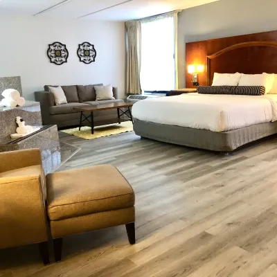The Grand Hotel Spindletop Hotels near H-E-B plus!