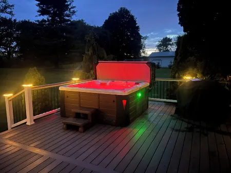 Charming 3-Bedroom House with Fenced in Dog Yard and Playground and Hottube