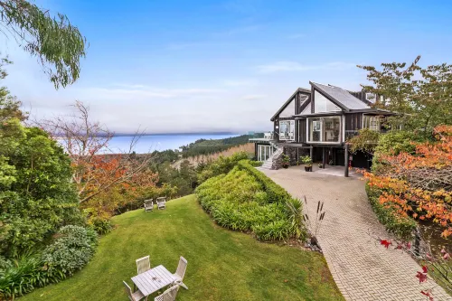 Acacia Cliffs Lodge Hotels in Kinloch