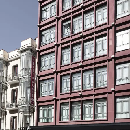 Petit Palace Plaza Mayor Отели рядом с достопримечательностью «Кава-Баха»