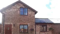 Thompsons Arms Cottages - Tiny Houses