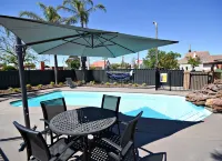 The Aberdeen Motel - Pools