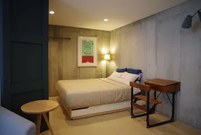 珊瑚 片瀬ゲストルーム 串家物語 マークイズみなとみらい店周辺のホテル