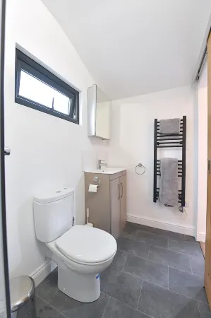 Cheerful 1Bd Cottage with Parking Nr Guildford