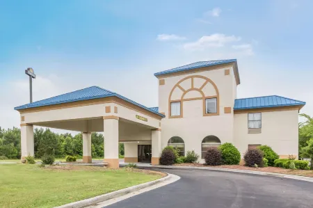 Days Inn by Wyndham Selma Отели в г. Бун Хилл