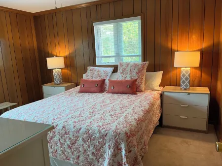 E-Sea-Livin' Oceanside Coastal Cottage in Corolla, 4 Min Walk to the Beach!