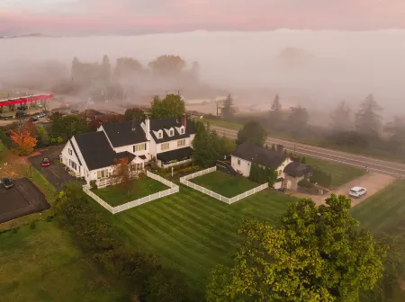 Oakmont Inn Отели рядом с достопримечательностью «Fox Chapel Golf Club»