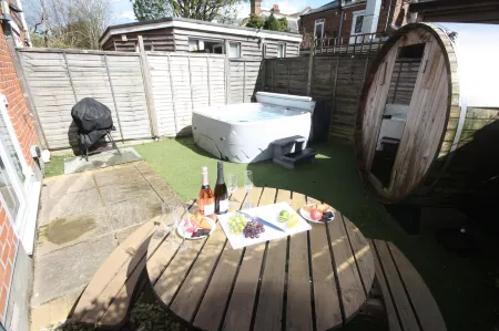 Holiday Home Hot Tub & Sauna Отели рядом с достопримечательностью «Расселл Котс Арт Галлери & Музеум»