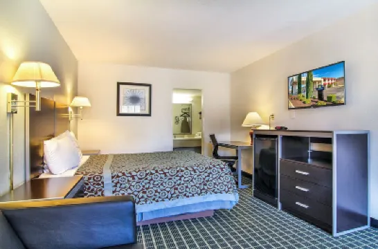 Days Inn by Wyndham Market Center Dallas Love Field Hotels in Dallas