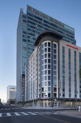 Hampton Inn and Suites by Hilton Phoenix Downtown Hotel dekat Hole in the Rock