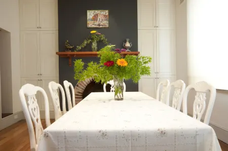 Lowena Cafe and Accommodation Отели в г. Хобарт