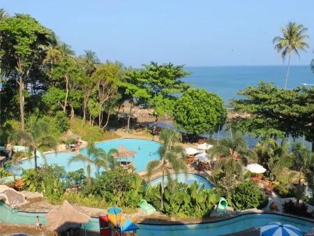 Hawaii Resort Family Suites Отели в г. Cinangka