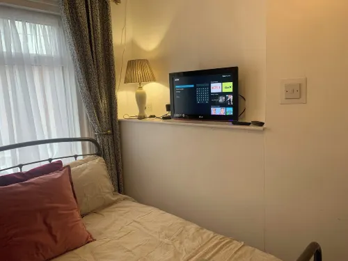 Sleeps 7 Home Blackpool W/Free Parking, BBQ, Wifi Hotels in Greenhalgh-with-Thistleton