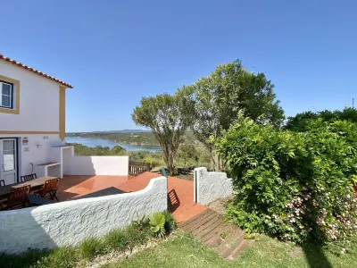 Monte Do Zambujeiro Hotels near Cavaleiro Beach