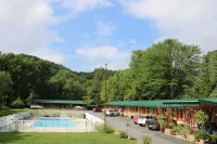 Two Rivers Lodge Hotels in Swain County