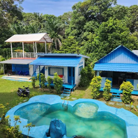 Tanjung Tinggi Cottage Отели в г. Sijuk